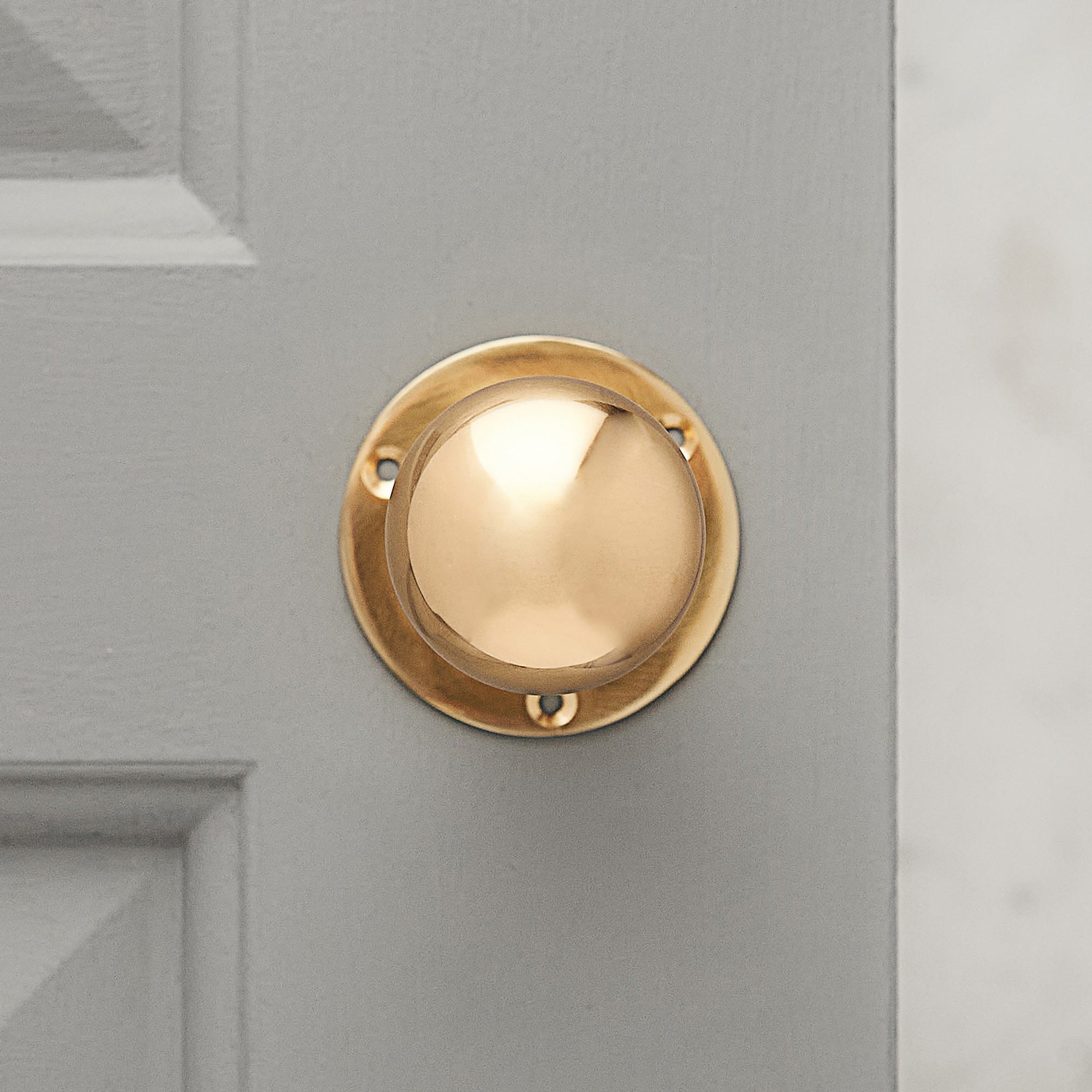 https://www.graceandgloryhome.co.uk/wp-content/uploads/2022/10/round-door-knobs-polished_brass.jpg
